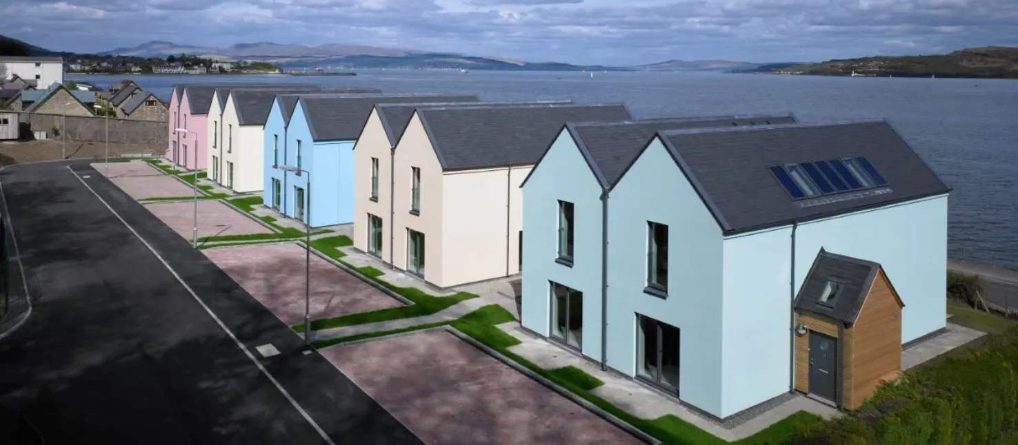 sierpleister gevels in lichte pastel kleuren