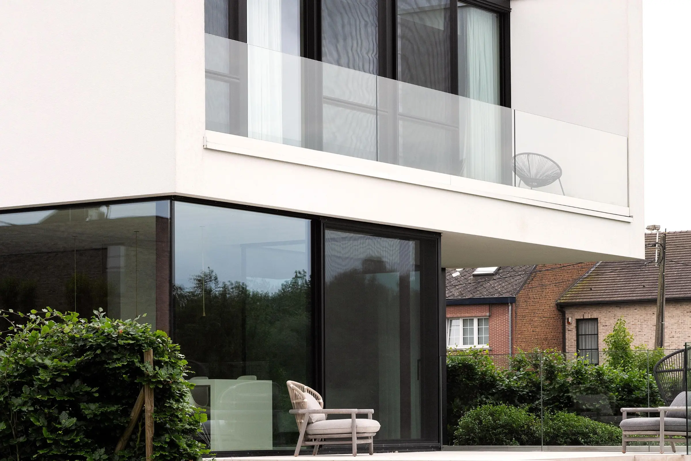 witte crepi en onderaan zwarte glazen deuren