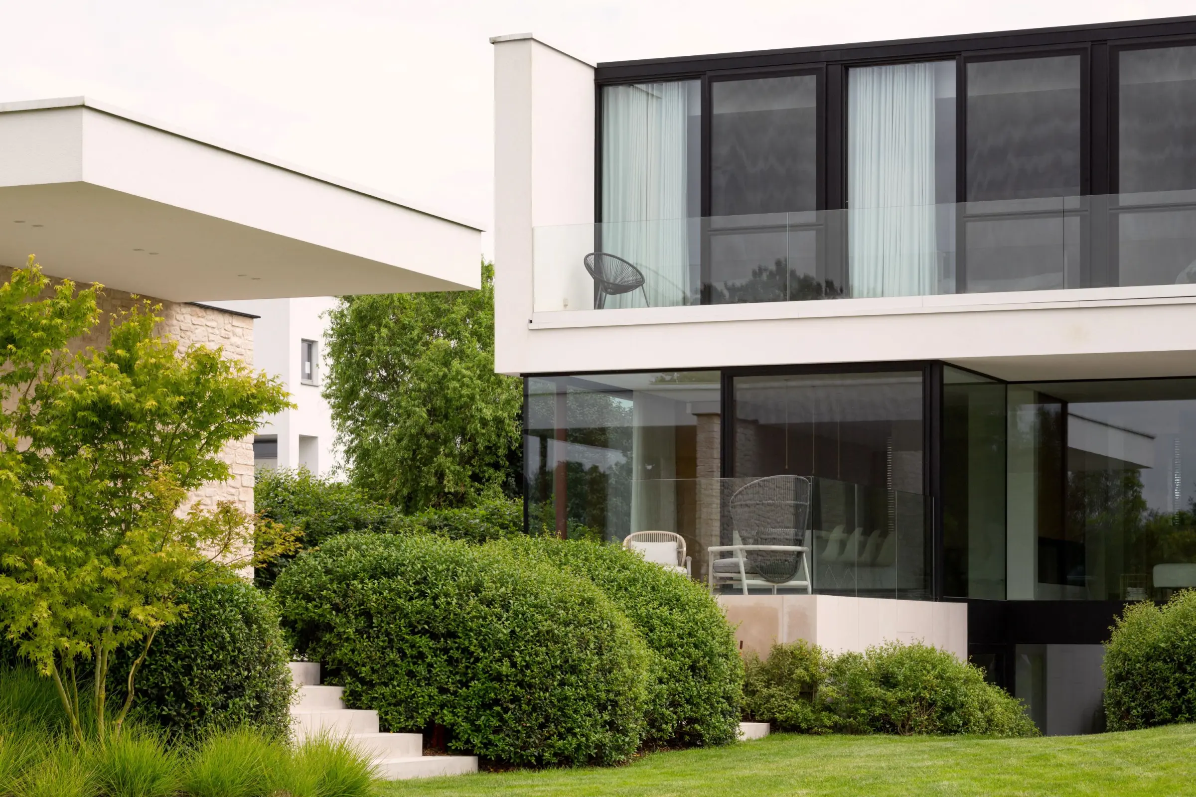 vlose up witte gevel sierpleister