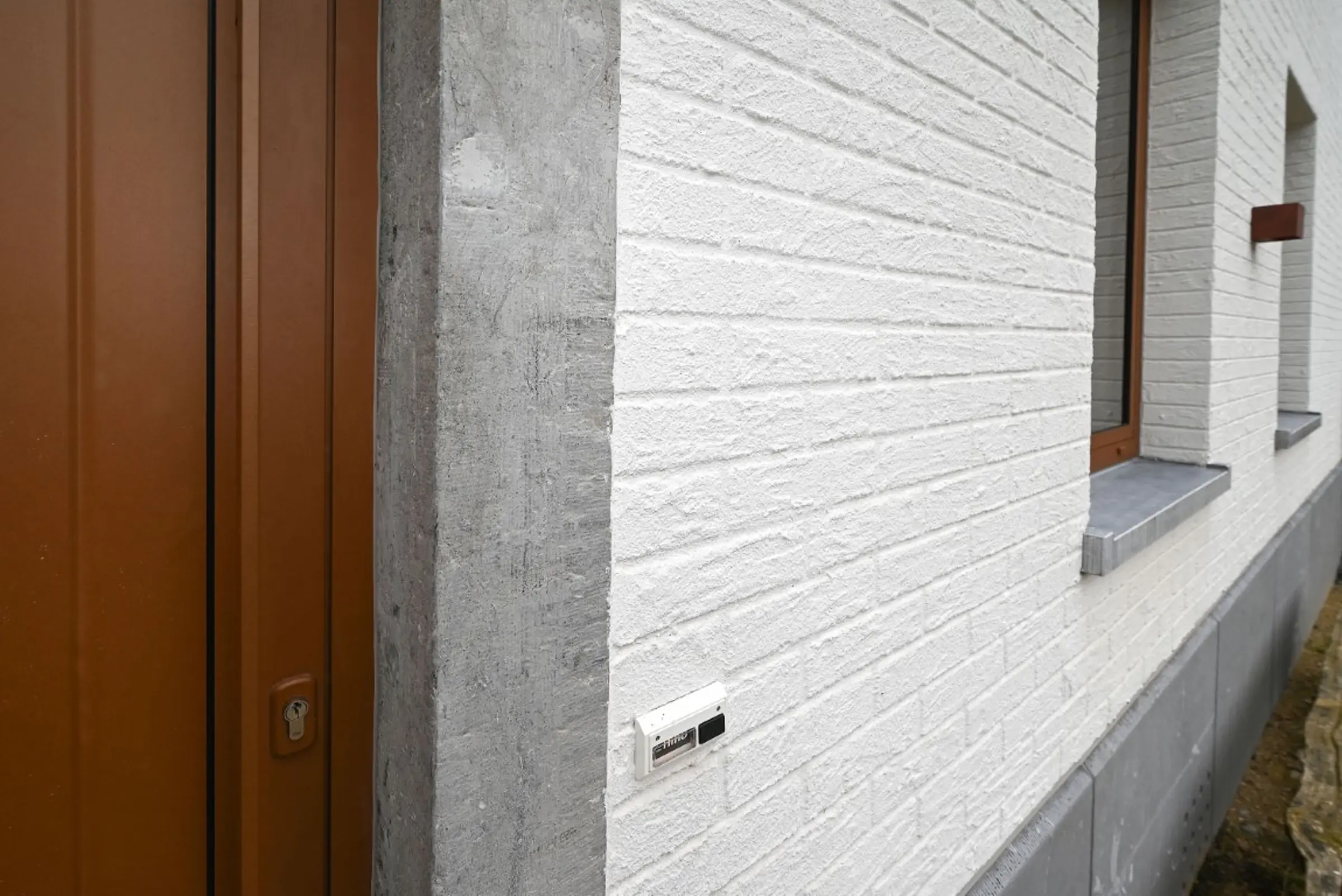 bruine deur gevel impression witte baksteen kalei