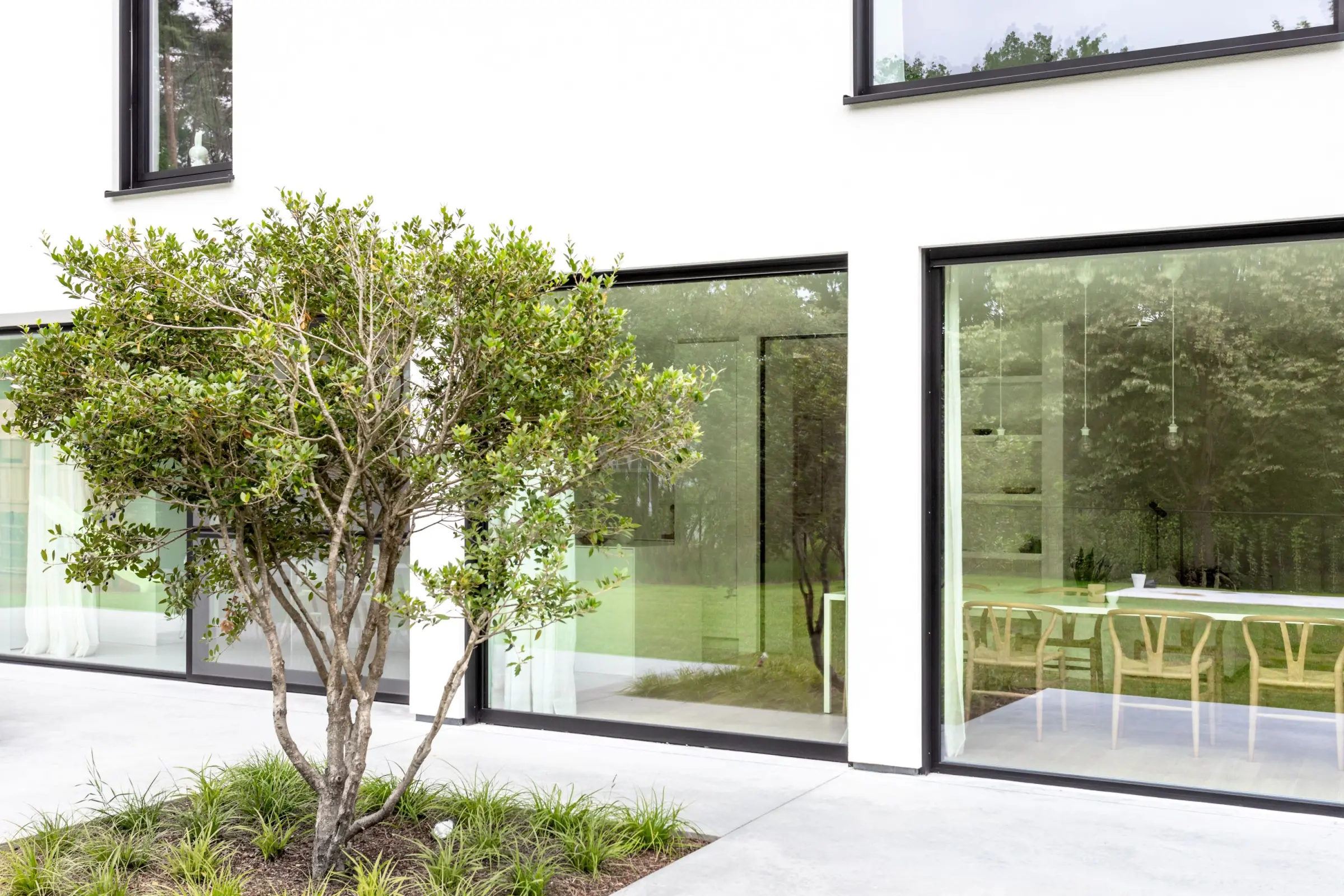 witte gevel zwarte ramen