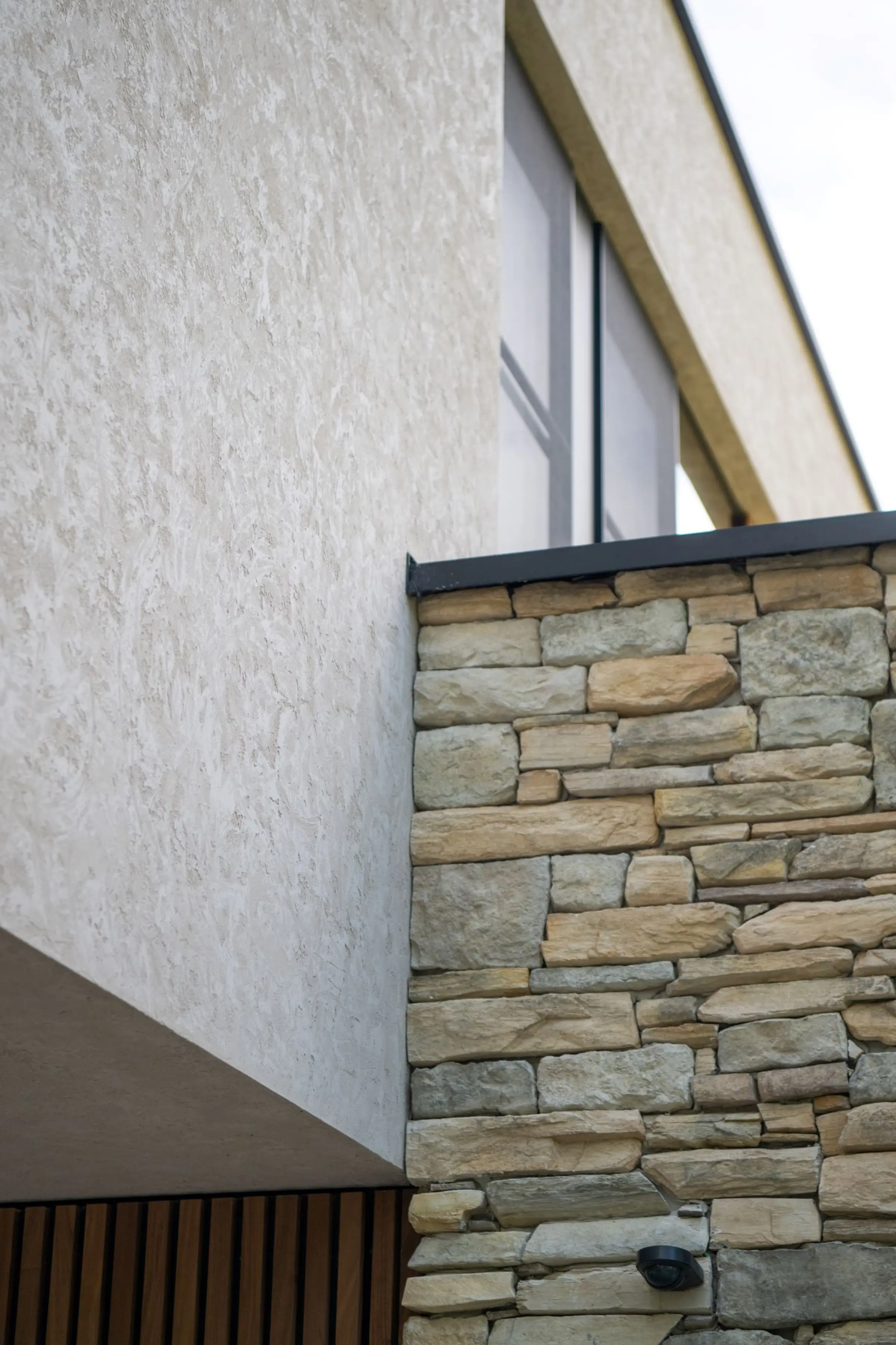 Gevel combi sierpleister crépi en steen