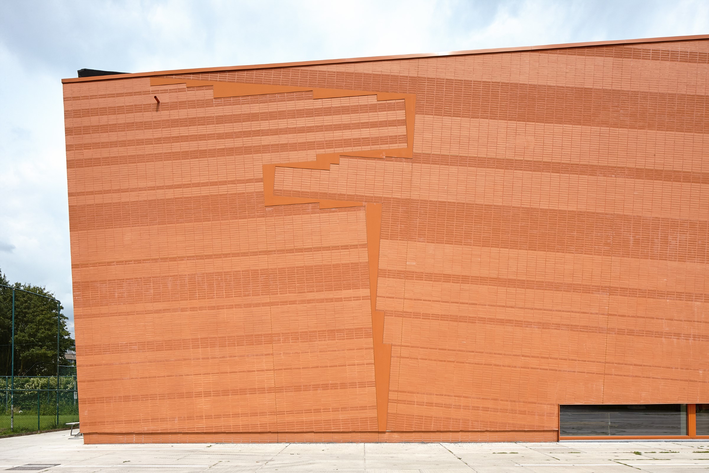 StoBrick gevel met rode steenstrip