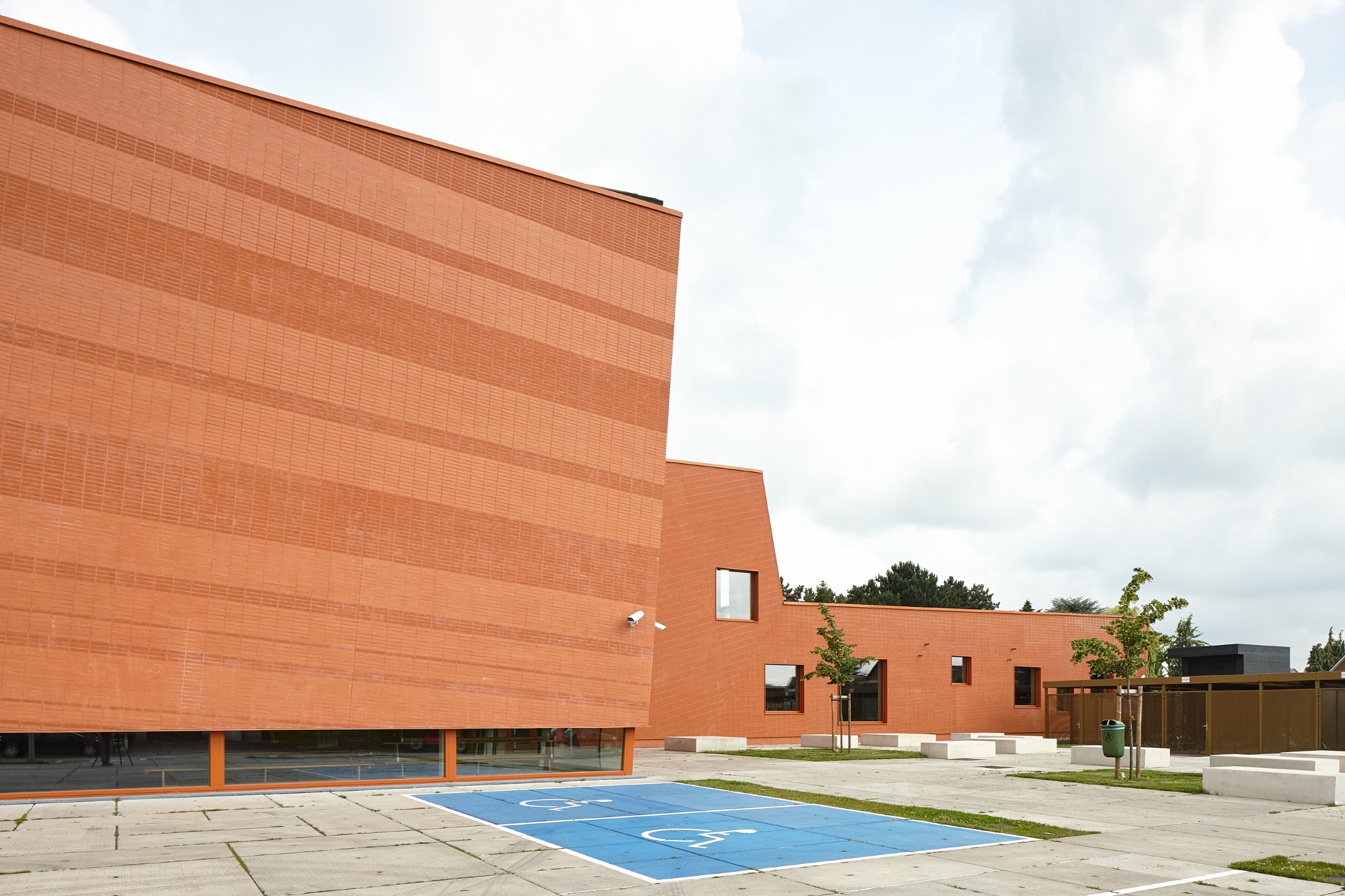 école passif façade en briquettes rouges StoBrick