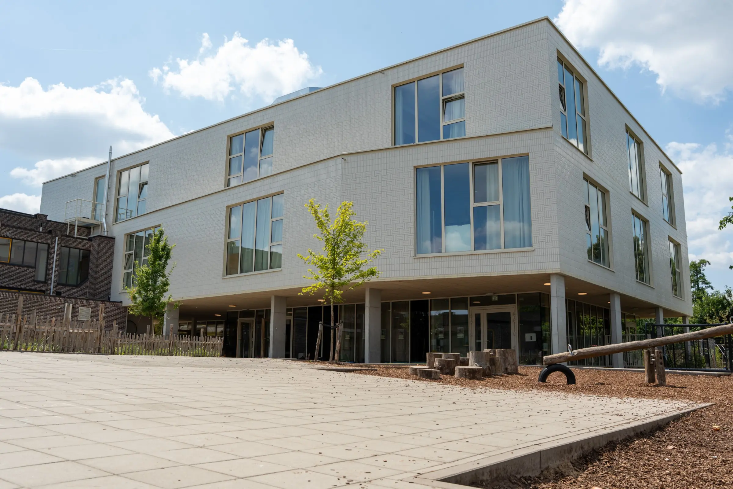 school met witte gevel