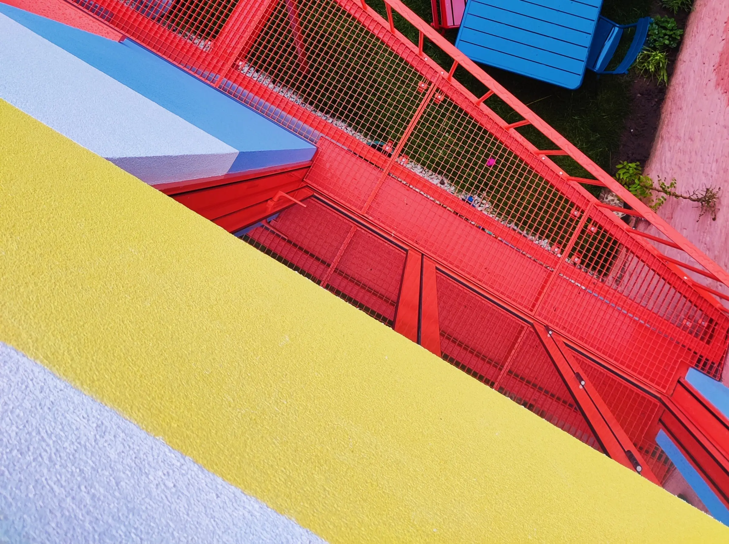 gele sierpleister gevel