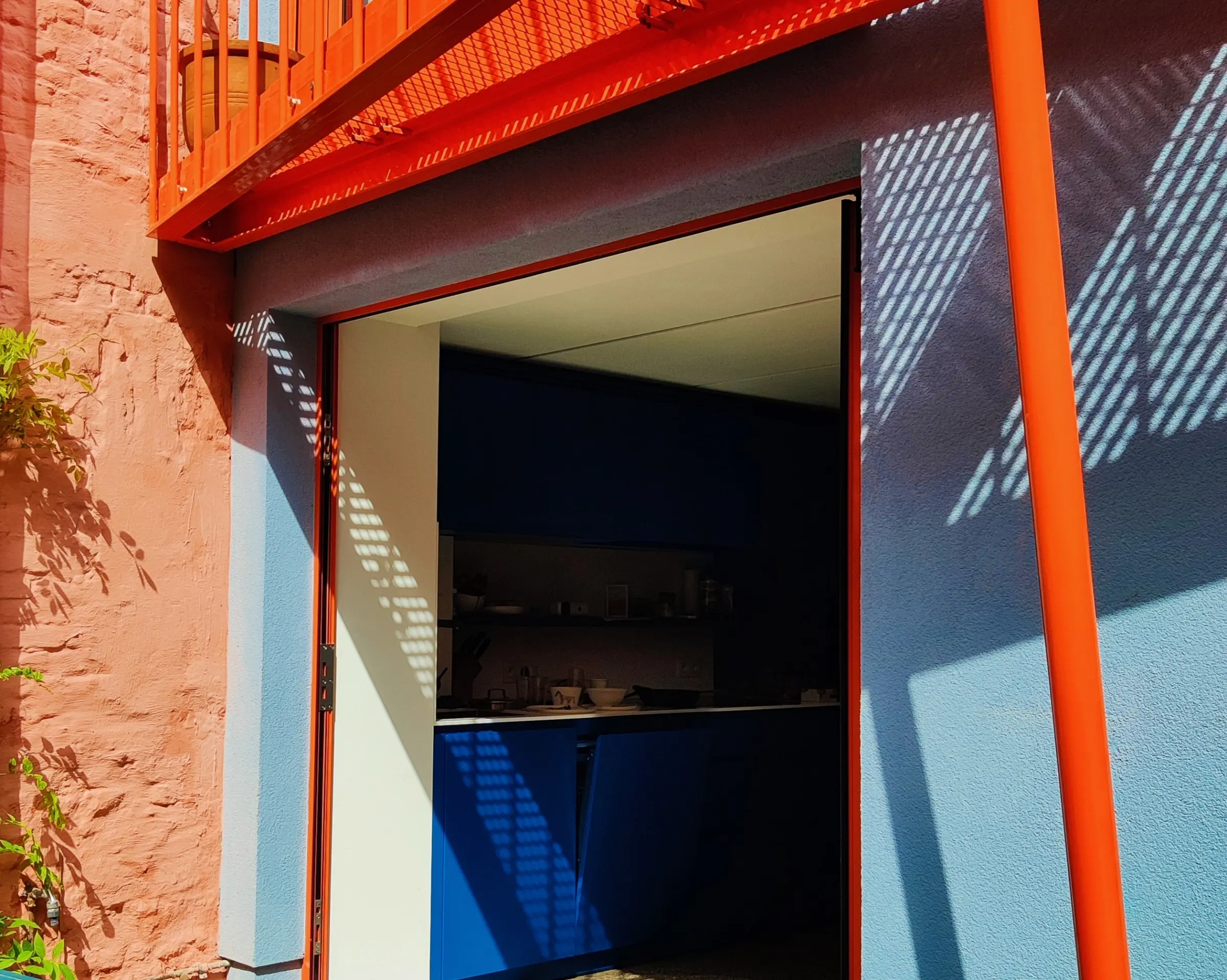 blauwe gevel sierpleister