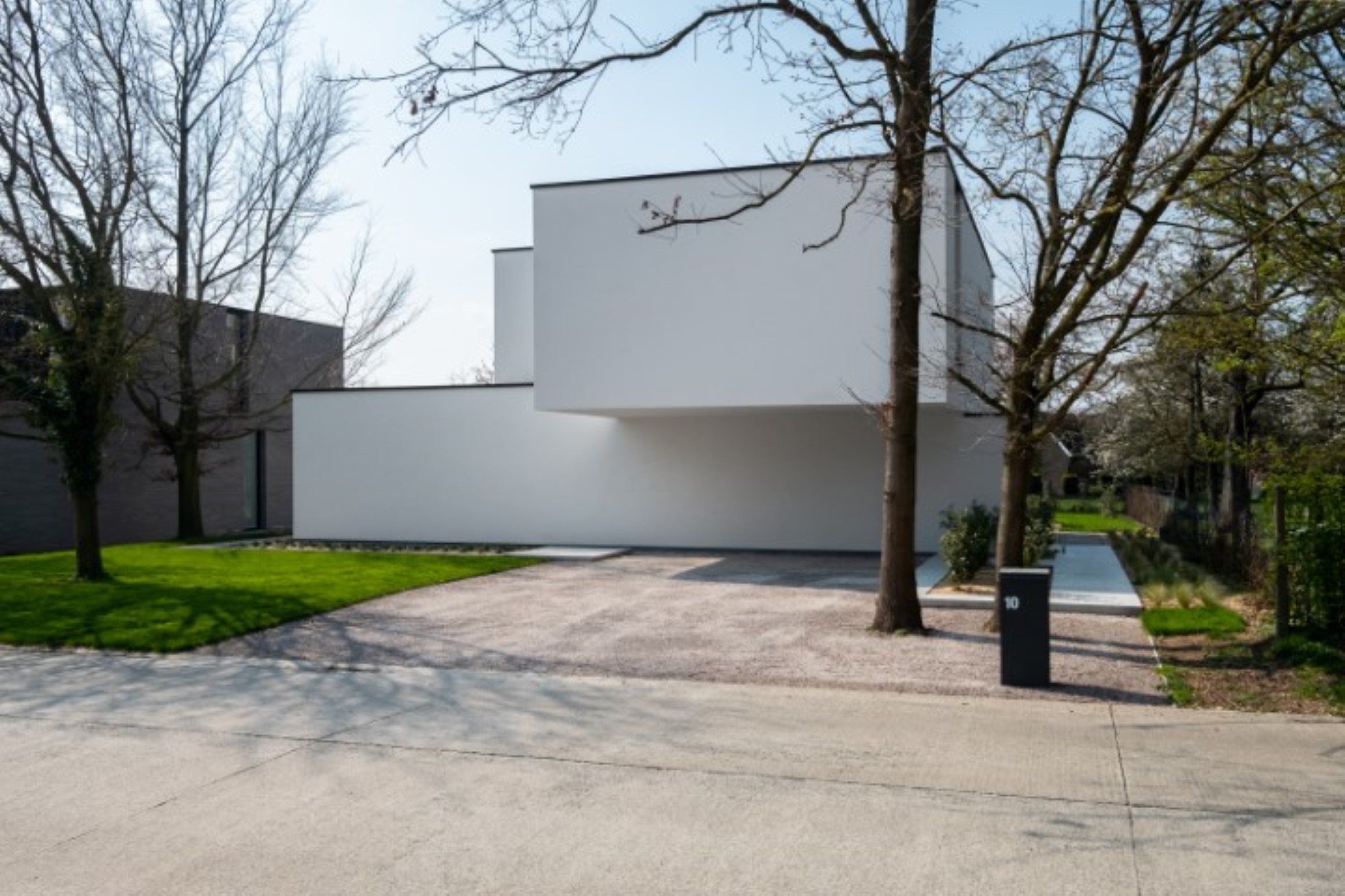 façade avant crépis blanc villa moderne