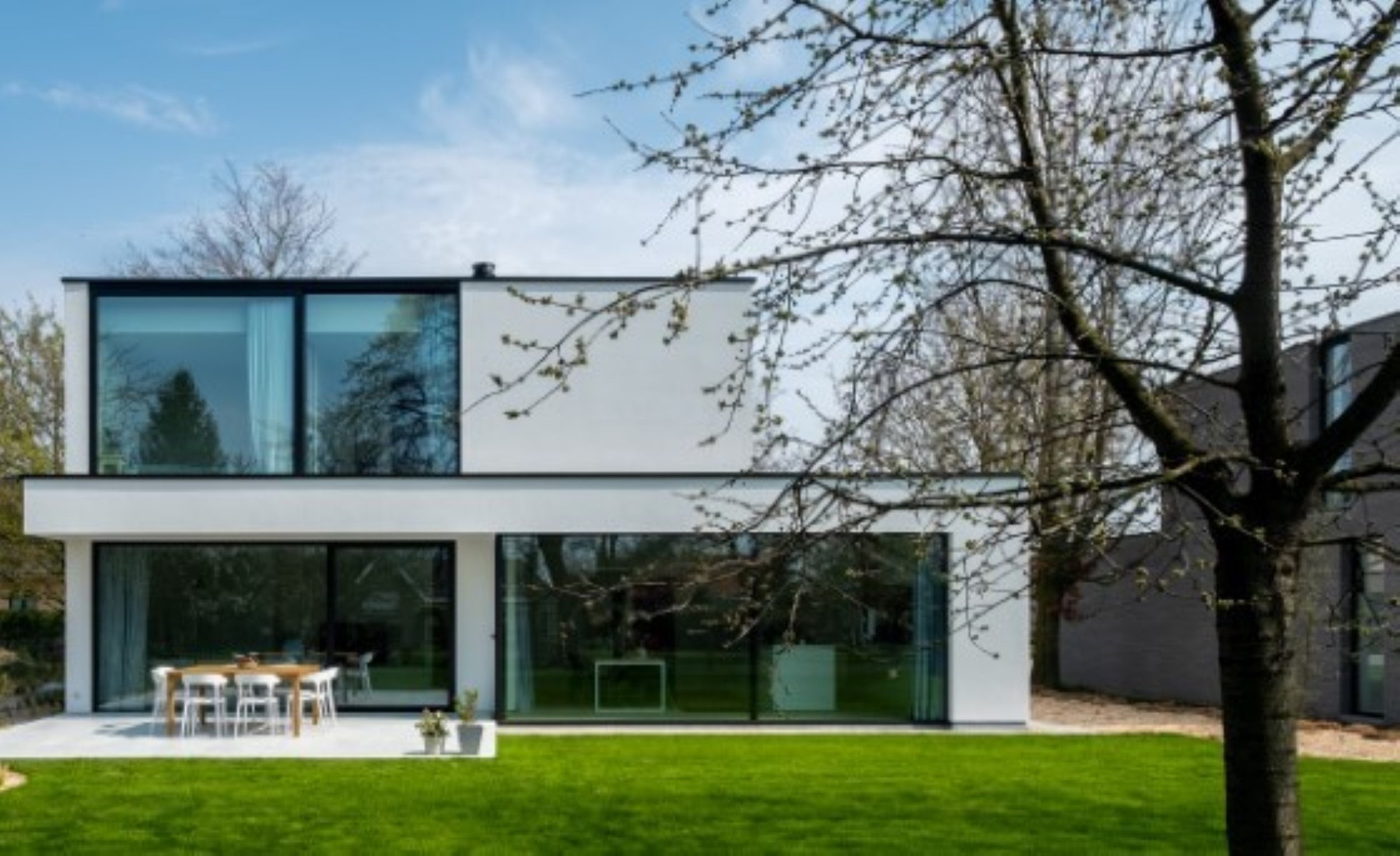 façade arrière grande vitres et façade en crépi