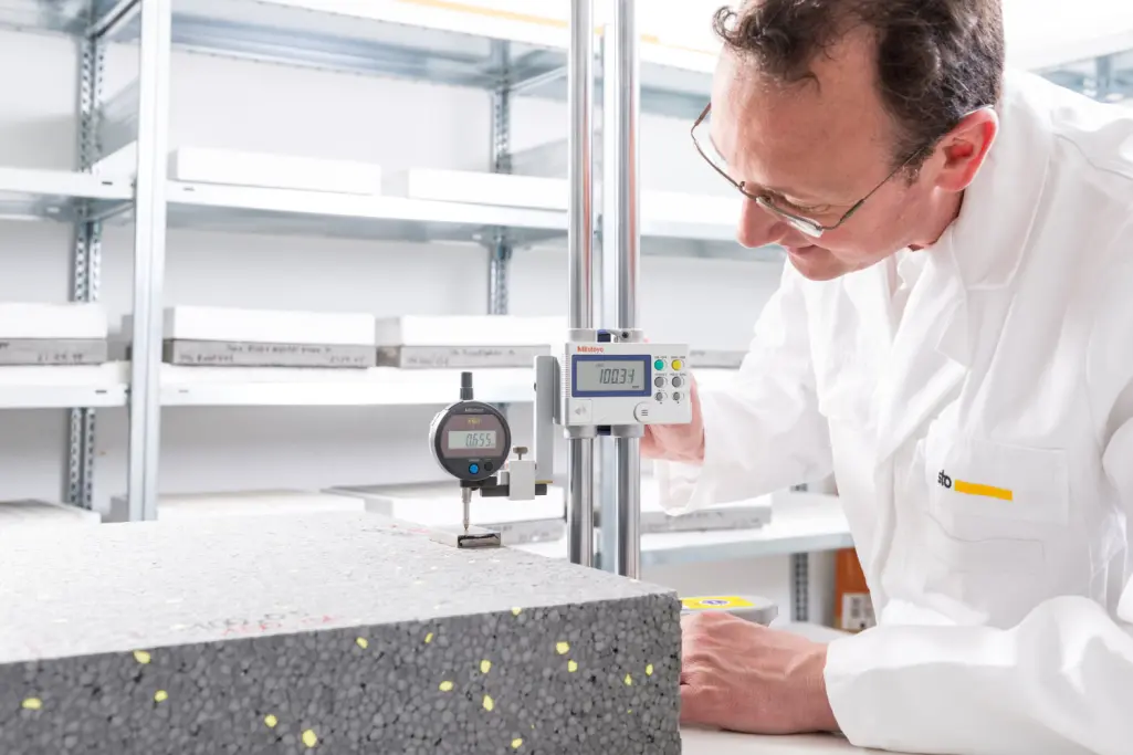 Twee hardschuimplaten van polystyreen van Sto op een stapel andere polystyreenplaten.