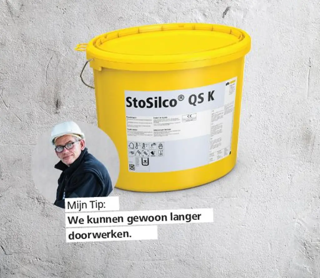 Vakman op steigers. Tekstafbeelding: Mijn tip: we kunnen doorgaan tot kerst.