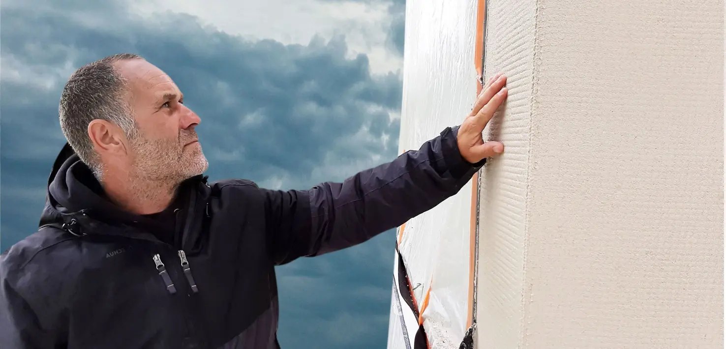 Plaater voor geronoveerde gevel. Tekst Wow! 70 dagen tijdwinst.