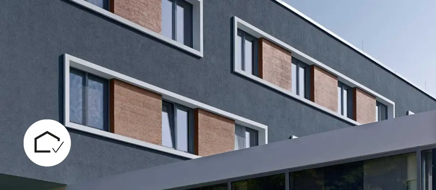 Isolation de façade : photo d’un immeuble d’appartements, façade anthracite isolée avec Sto