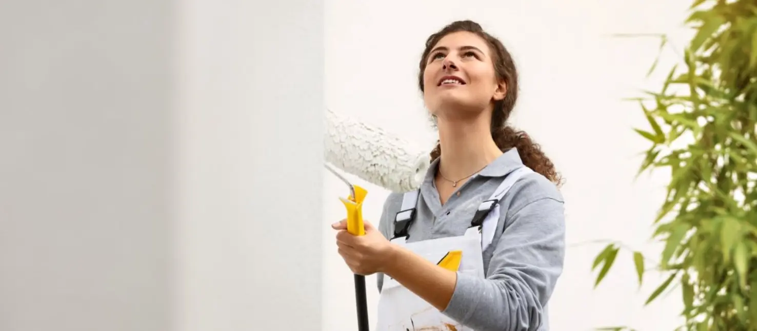 meisje dat gevel verft