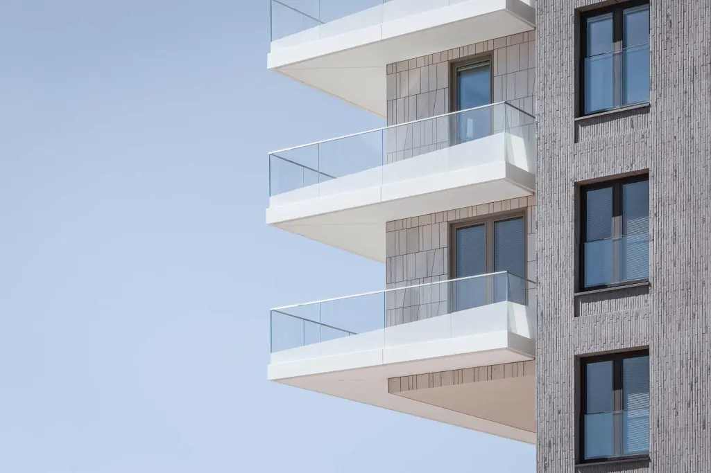 Détail de l’architecture : façade isolée avec combinaison de briquettes et de pierres naturelles