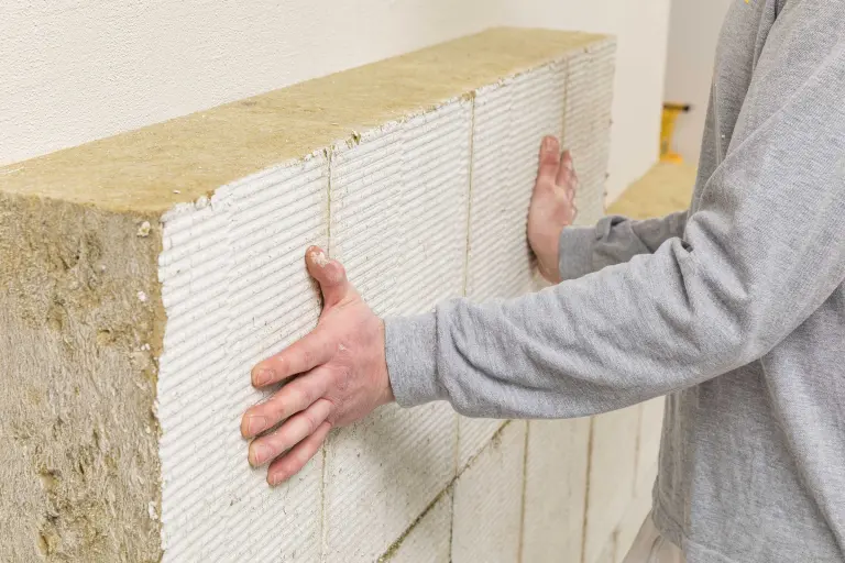 Uitvoering, bevestiging van de steenwolplaten: de isolatieplaat moet worden aangedrukt