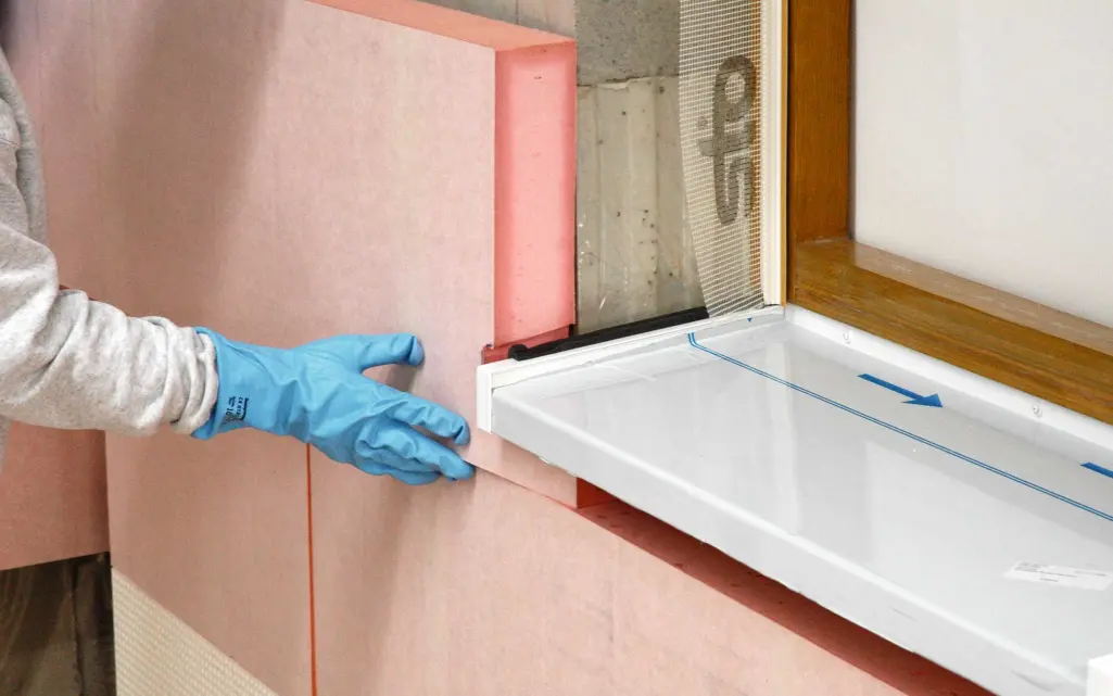 Isolation de l’embrasure de fenêtre avec des panneaux en mousse rigide de résine phénolique