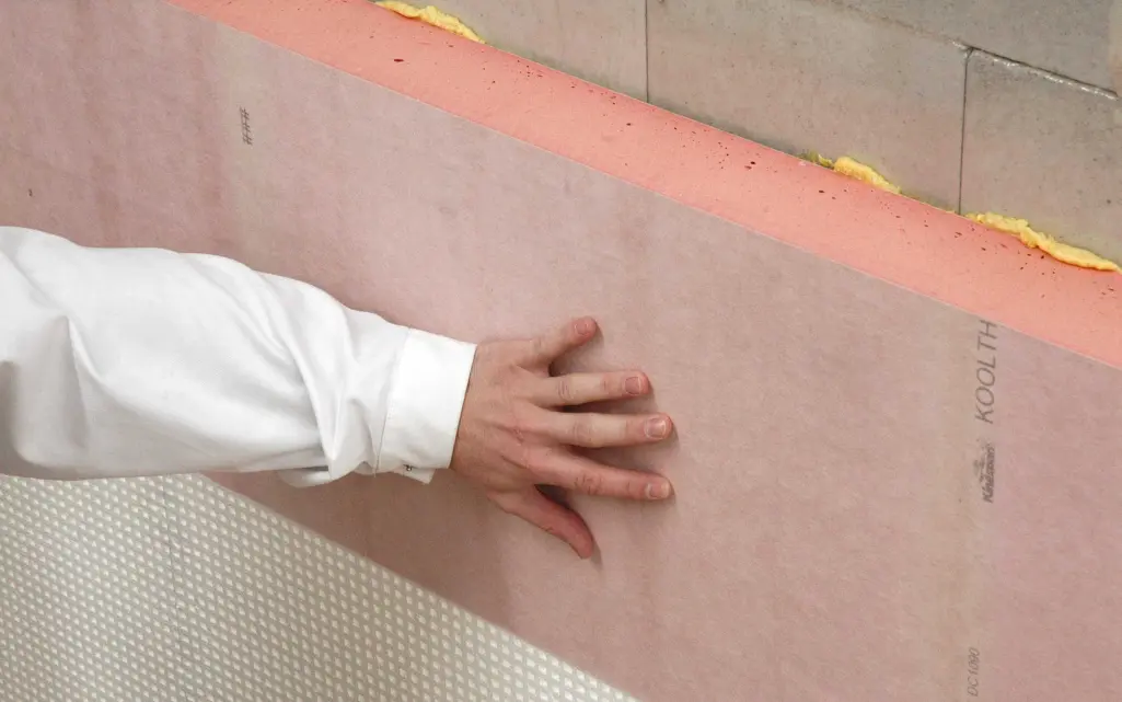 Mise en œuvre de panneaux en résine phénolique roses