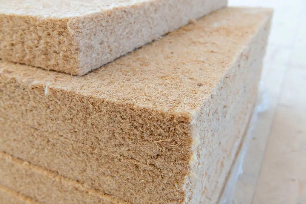 Houtvezel isolatiepanelen op een werf, houtvezel isolatiemateriaal, isolatie.