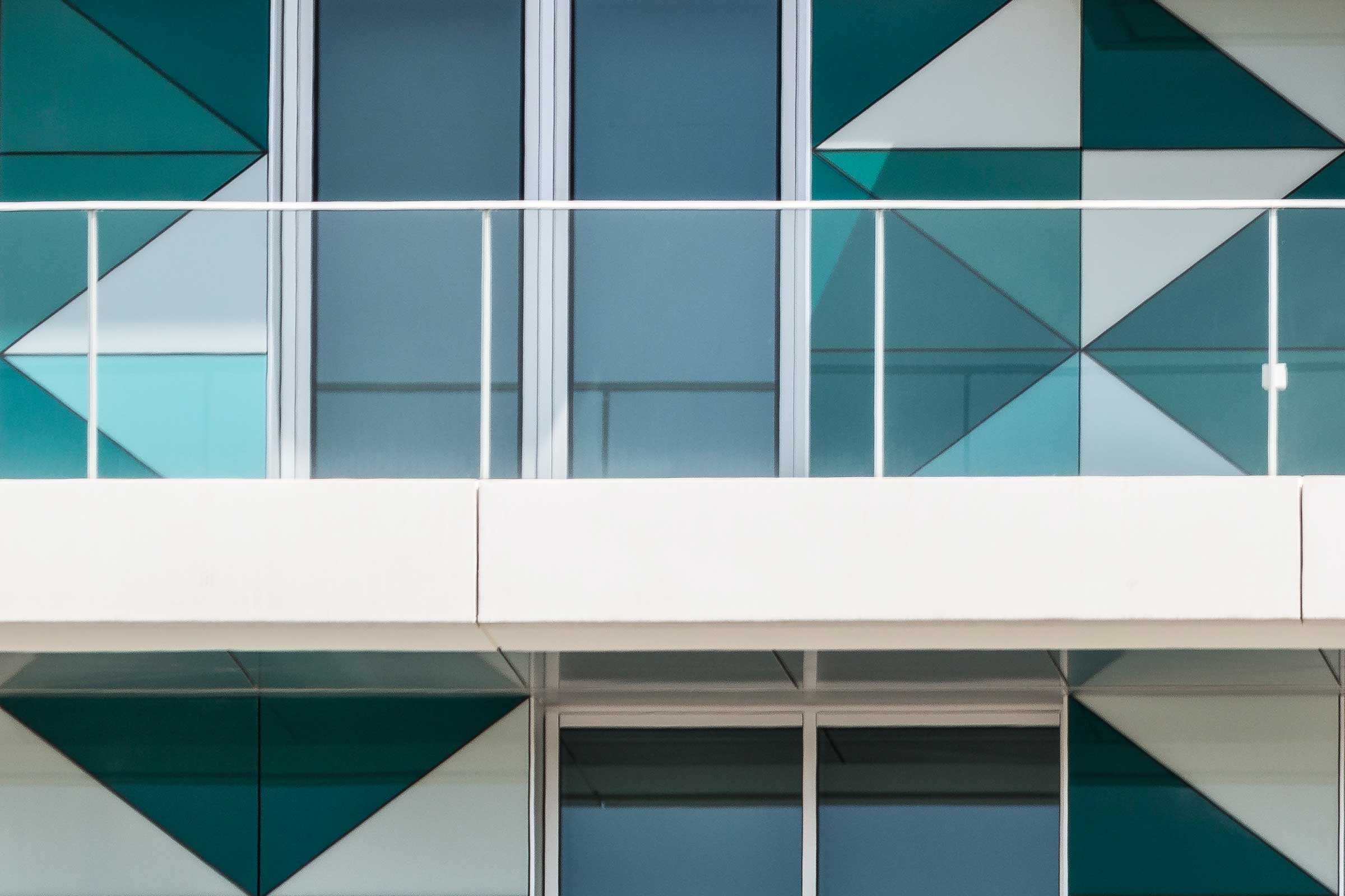 blauw groen driehoekig glasgevel