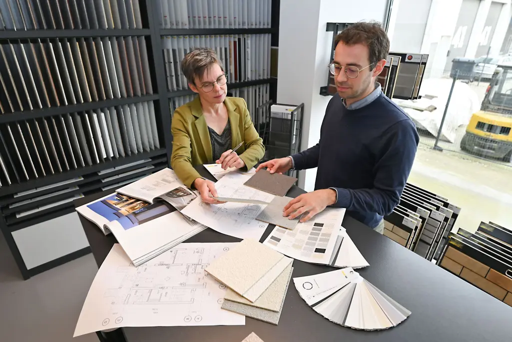 deux personnes discutent sur un projet